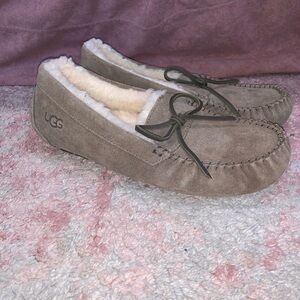 Women’s UGG Slipper size 9